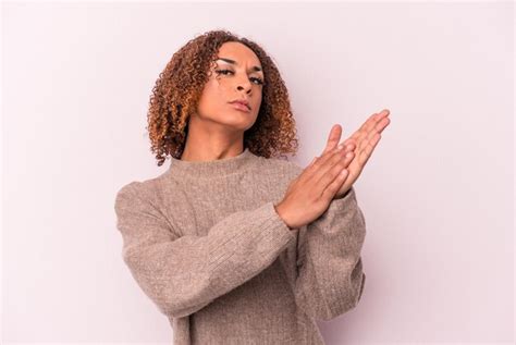 Jovem Transexual Latina Isolada No Fundo Rosa Sentindo Se En Rgica E Confort Vel Esfregando As