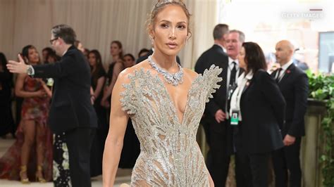 Así lució JLo un vestido de corte de sirena en la alfombra del Met Gala