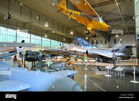 Des avions historiques hall d exposition musée de l Armée de l air