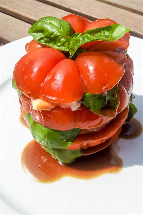 Caprese Türmchen Tomaten mit Mozzarella und Basilikum foodundco de