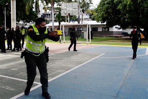 Armas no letales Policías de Cartagena de Indias entrenan con pistolas