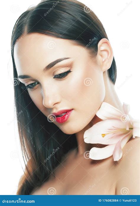 Jovencita Atractiva Cierra Con Las Manos En La Cara Aislada Flor Lily Brunette Spa Maquillaje