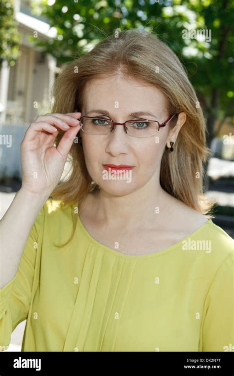 Femme mature avec des lunettes Banque de photographies et dimages à haute résolution Alamy