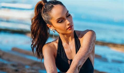 Intip Potret Cinta Laura Di Pantai Kenakan Bikini Elegan Sambil Main Pasir