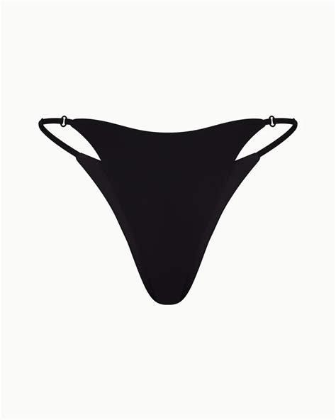 Kylie Jenner Elevates Her Cheeky 70 Bikini With The Belly Chain Trend