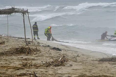 Kapal Imigran Gelap Pecah Di Lepas Pantai Italia Hampir Orang Tewas