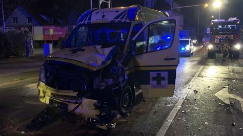 Mehrere Verletzte Rettungswagen Kracht In Graz Bei Rotlicht In Auto