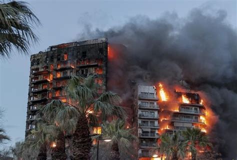 Infierno En Valencia Incendio De Grandes Proporciones Deja Al Menos 14