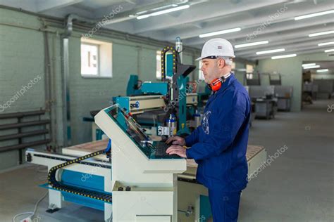 Trabajador en el operador de máquina CNC de fábrica moderna de casco ...
