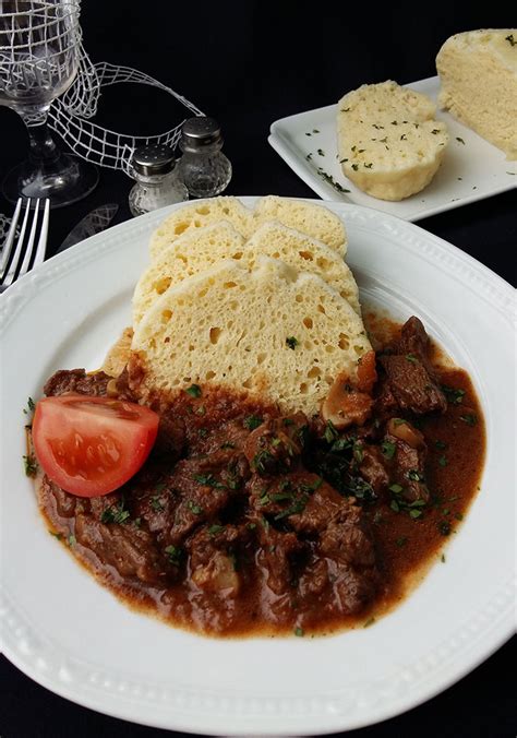 Tocanita Clasica De Vita Bucataresele Vesele Carne De Porc Si Vita