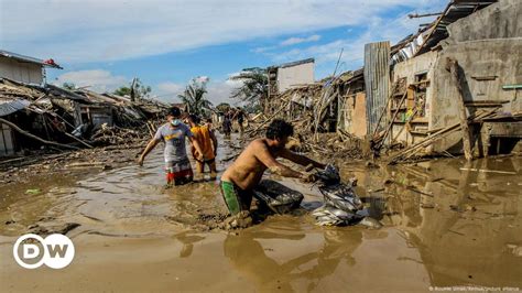 Storm Vamco Hits Vietnam As Philippines Toll Rises DW 11 15 2020