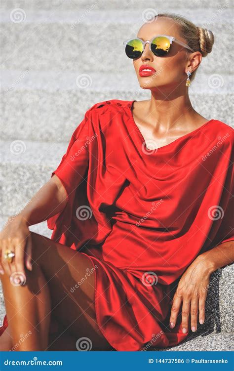 Le Portrait De Mode Des Lunettes De Soleil De Port De Fille Blonde Se Ferment Photo Stock