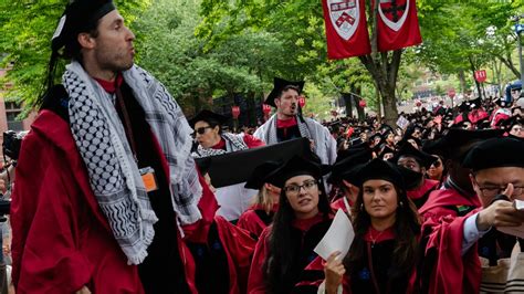 Harvard Students Walk Out in Protest at Commencement Ceremony - The New York Times