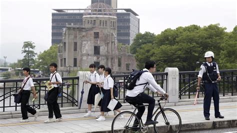 Historische Geste In Japan Obama Legt In Hiroshima Kranz Nieder