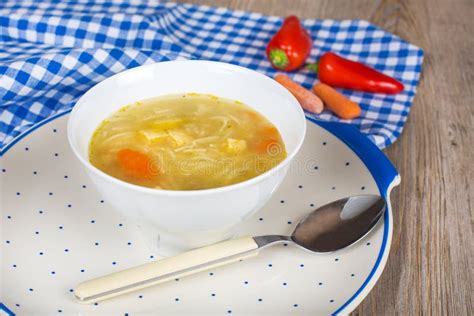 Sopa De Fideos Con Las Zanahorias Y Las Verduras En El Cuenco Blanco