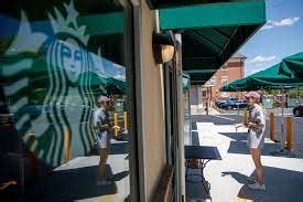 Empleados de Starbucks votan sí a la formación de su primer sindicato en EE.UU.