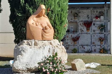 Una Statua Dedicata A Maria Madre Dei Bimbi Non Nati