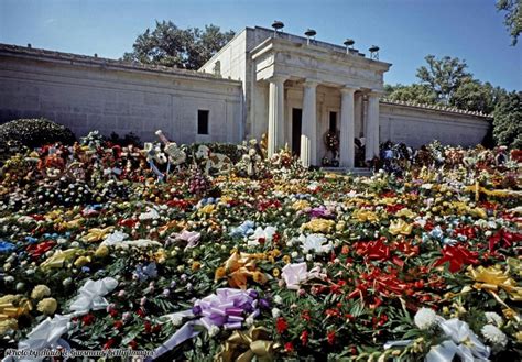 Grandes Funerales Elvis Presley Entre Piedras Y Cipreses