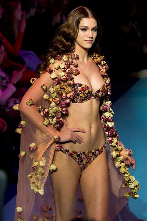 Etam Lingerie Fait Son Show