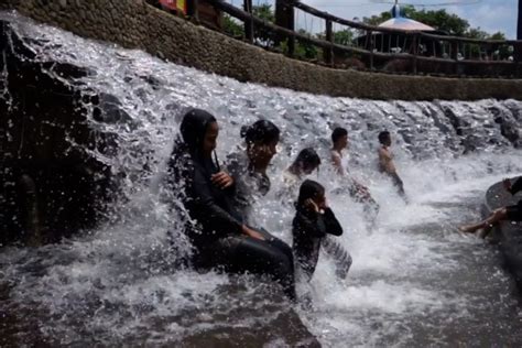 Libur Lebaran Warga Serbu Wisata Air Bekas Tambang Galian C Antara News