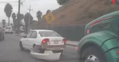 Accidente entre tractocamión y vehículo particular provoca bloqueo