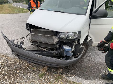 Feuerwehreinsatz Zwei Busse Krachen Bei B W Rstelstand Zusammen