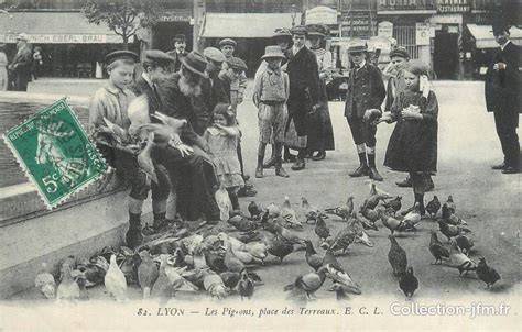 CPA FRANCE 69 Lyon Les pigeons Place des Terreaux 69 rhÔne lyon