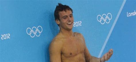 Le Plongeur Britannique Tom Daley Annonce Ses Fian Ailles Avec Son