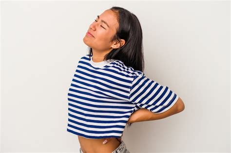 Mujer Latina Joven Aislada En El Fondo Blanco Que Sufre Un Dolor De Espalda Foto Premium