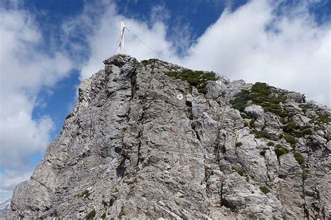 Erst eine gesicherte Rinne entlang anschließend diesen hikr org