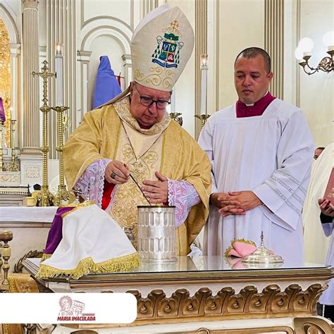 Fiéis participam da Missa dos Santos Óleos na Catedral Diocesana de