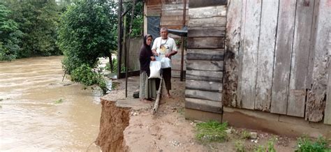 Dua Rumah Warga Gampong Baro Langsa Ambruk Dan Hanyut Akibat Erosi Sungai