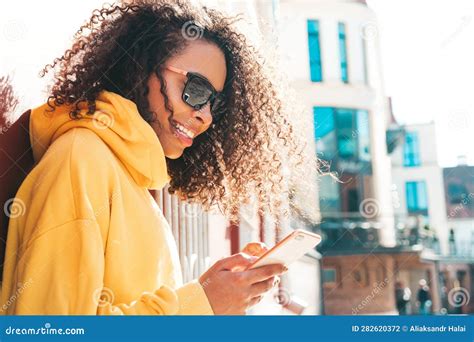 Bella Mujer Negra Con Peinado Afro Rizado Foto De Archivo Imagen De