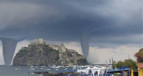 Violente Trombe Daria In Italia Danni E Disagi Collisione Tra Traghetti