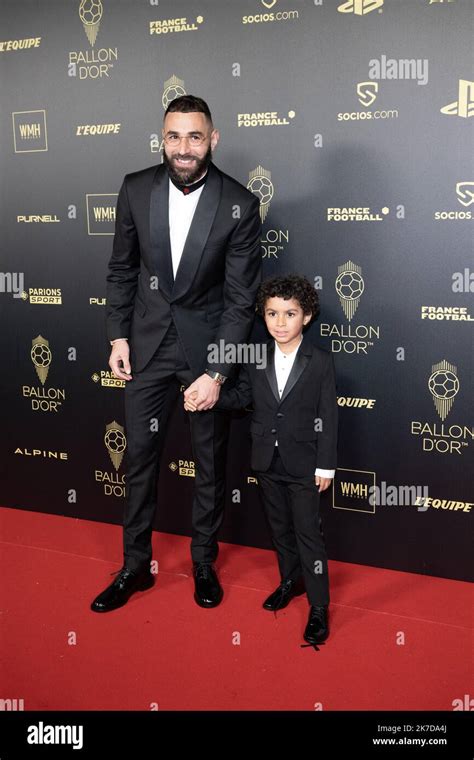 Karim Benzema Du Real Madrid Avec Son Fils Ibrahim Arrive à La