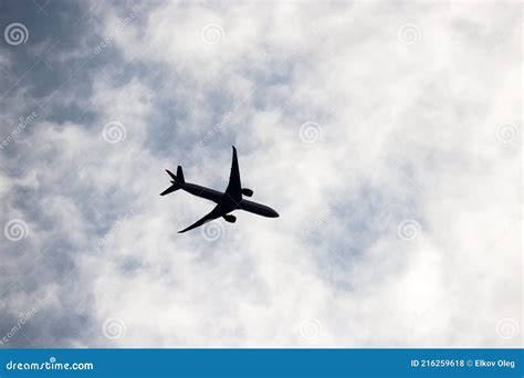 Silhouet Van In De Blauwe Lucht Vliegende Vliegtuigen Met Witte Wolken