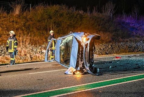 Unfall Auf B Pkw Berschl Gt Sich Auf Glatter Stra E