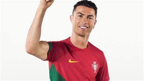 PORTUGAL CRISTIANO RONALDO PRESENTO NUEVA CAMISETA LUSITANA VIDEO