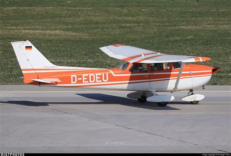 D EDEU Reims Cessna F172M Skyhawk Flugschule Airfield Service