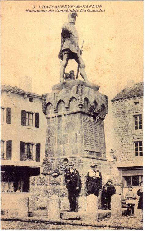 Châteauneuf de Randon Au pied de la statue de Du Guesclin mort dans