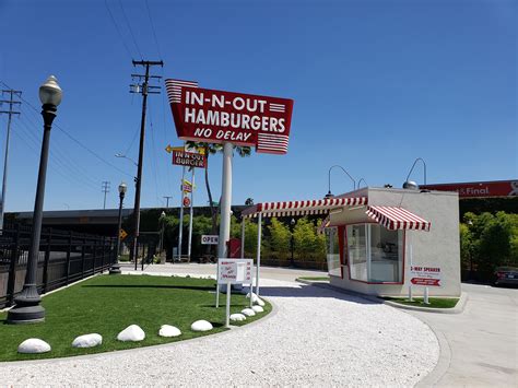 How Drive-Thru Restaurants Changed the Fast Food Industry