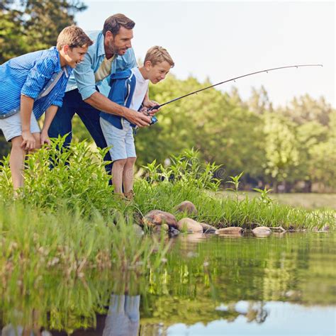 Mostrando Lhes Como Pescar Um Pai E Seus Dois Filhos Pescando No