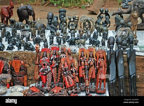 Figuras africanas talladas a mano fotografías e imágenes de alta