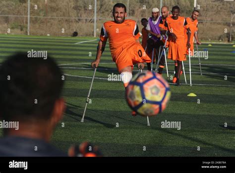 Los Futbolistas Palestinos Amputados Participan En Una Sesión De