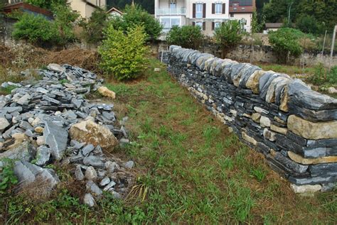 La construction des murs de pierres sèches du Jura ressuscitent un