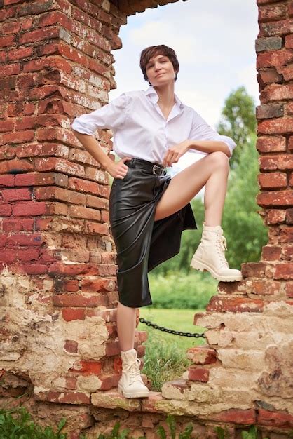 Imagen De Una Mujer Hermosa Con Estilo En Una Camisa Blanca Y Falda De