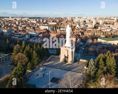 Vista aérea del monumento más grande de la Virgen María en el mundo en