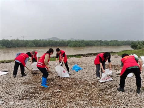 风雨来袭不足惧，巾帼聚力渡难关澎湃号·政务澎湃新闻 The Paper