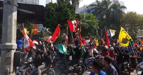 Demo Mahasiswa Surabaya Tolak Kenaikan BBM Dan Minta Usut Mafia Minyak