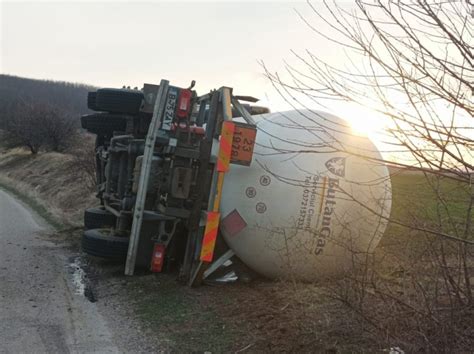 Autocisternă încărcată cu lapte răsturnată pe carosabil pe DN 75